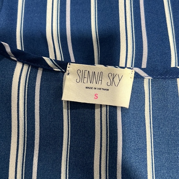 Bundle of Two Spring Tops Size Small - Picture 7 of 11